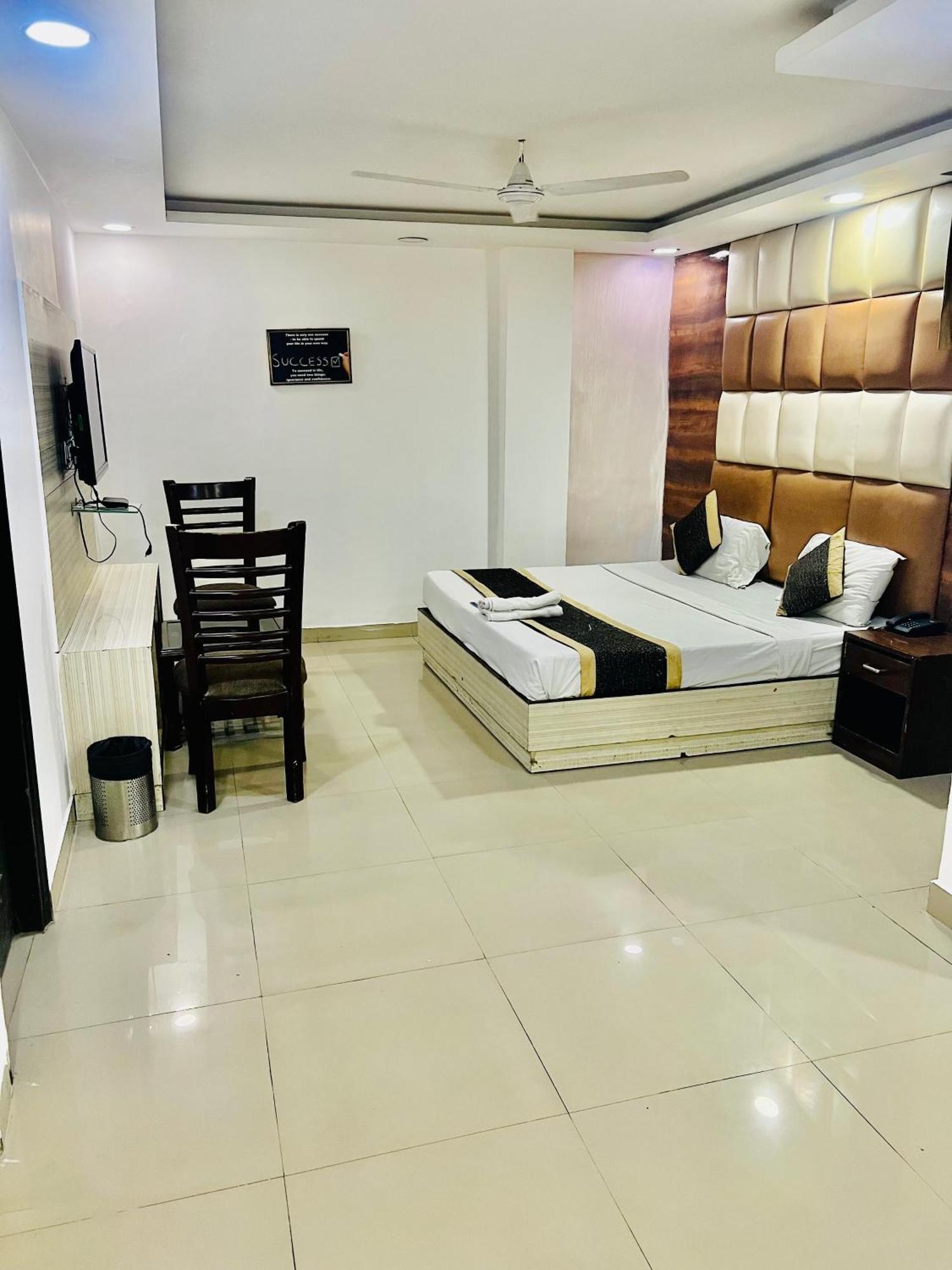 Hotel Új-Delhi Kültér fotó