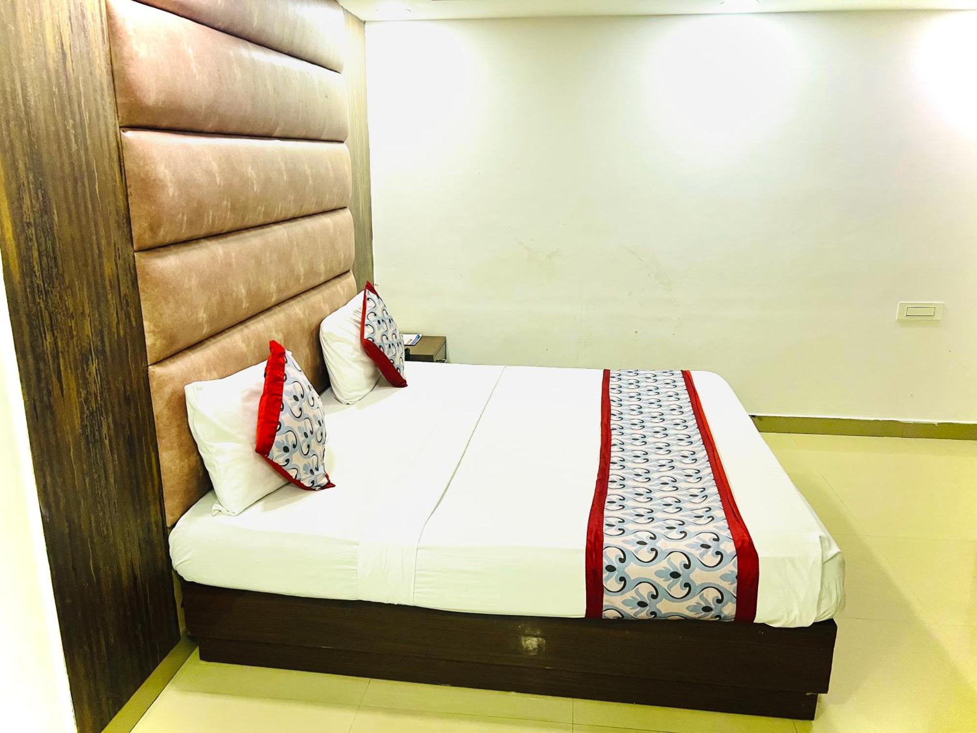 Hotel Új-Delhi Kültér fotó